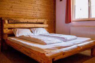 Отели типа «постель и завтрак» 7 Crai Зэрнешти Четырехместный номер с ванной комнатой-1