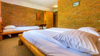 Отели типа «постель и завтрак» 7 Crai Зэрнешти Трехместный номер с собственной ванной комнатой-5