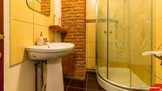 Отели типа «постель и завтрак» 7 Crai Зэрнешти Трехместный номер с собственной ванной комнатой-8