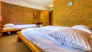 Отели типа «постель и завтрак» 7 Crai Зэрнешти Трехместный номер с собственной ванной комнатой-13