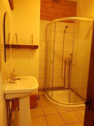 Отели типа «постель и завтрак» 7 Crai Зэрнешти Трехместный номер с собственной ванной комнатой-16